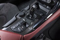 最新モデルでは6段MTの設定がトピックだが、今回の試乗車は8段AT仕様。センターコンソールにはカーボンのオーナメントパネルが貼られる。