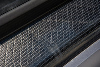 アルミ製のシャシーにカーボンファイバー製のキャビンを乗せるという、ユニークなボディー構造も「i3」の特徴。サイドシルなどは、キャビンを構成するカーボンパネルがむき出しとなっている。