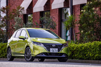 日産のコンパクトカー「ノート」の4WDモデルは、2020年12月23日に追加設定された。今回試乗したのは上級グレードの「X FOUR」で、車両本体価格は244万5300円。
