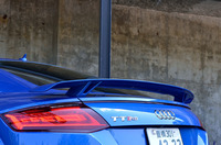 リアエンドには、固定式の「TT RS」専用スポイラーが装着される。軽量かつ消費電力の少ないOLED(有機発光ダイオード)のリアコンビランプは、12万円のオプションとして用意される。