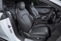 たっぷりと厚みのあるシート。ヒーターはもちろん、マッサージ機能も備わっている。