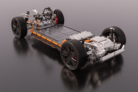 バッテリーの正極材に用いられるニッケル、コバルト、マンガンの混合比は8:1:1(NCM811)。既存の6:2:2のものよりレアメタルの使用量が少なく、しかもエネルギー密度も高い。