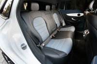 後席は広さ、着座姿勢の自然さともに申し分なし。前席とは別に温度や風量を調整できる3ゾーンエアコンの採用もあり、快適な乗車空間となっている。