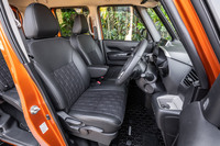 通気性に優れたはっ水素材のシート表皮を採用。外板色にかかわらず、内装色はブラックのみとなる。