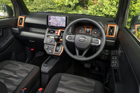 オレンジのアクセントが目を引くインストゥルメントパネルまわりには、外観と同じく各所にカクカクとした意匠を採用。空調やシートヒーター、充電ソケット類はセンターコンソールにまとめられており、非常に分かりやすい。