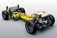 燃料電池車「トヨタ・ミライ」のランニングシャシー。「カローラH2コンセプト」の水素タンクには、ミライのそれと基本的に同じものが搭載された。