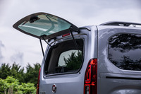 狭い場所などで荷物を出し入れする際に便利なリアオープニングガラスハッチがリアゲートに組み込まれている。これも兄弟車に共通する装備だ。