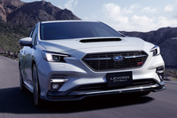 スバルのスポーツワゴン「レヴォーグ」。競合他車よりフロントオーバーハングが長いうえに、フロントマスクがワイドで、オーバーハング部の左右の絞り込みが小さいため……。