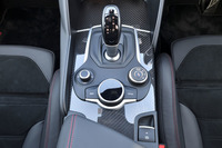 トランスミッションは8段のトルコン式AT(ZF 8HP)。シフトセレクターの手前右側に「アルファDNAドライブモードシステム」のセレクター、その手前に車載インフォテインメントシステムのロータリーパッドが備わる。