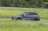 「NISMOチューンドe-POWER 4WD」は持ち込み登録扱いのため、WLTCモード燃費の数値は分からない。参考までにFWDの「NISMO」は23.3km/リッターで、「ノート オーラ」の4WD車は22.7km/リッター。