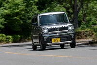 2014年末登場の先代「アルト」より、スズキ車の骨格を担っているプラットフォーム「ハーテクト」だが、現行「ハスラー」導入の際に、高剛性の環状骨格構造や構造用接着剤、高減衰マスチックシーラーを採用するなど、大幅な改良が加えられた。