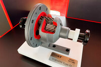 「エレットリカ280ヴェローチェ」に標準で装備される、新開発の機械式LSD「トルセン“D”」。軽さと効率のよさを追求したLSDで、フロントの左右輪に、常に最適な駆動力を配分する。(写真:嶋田智之)