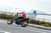 136kgという車重は、今日の250ccクラスのモデルとしては随一の軽さ。ライダーの腕と体幹で、ヒラリヒラリと姿勢を変えることができる。