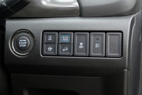 青で装飾された「エコモード」のオン/オフスイッチ(写真中央)。パワートレインの制御が変化し、EV走行の頻度が上がる。