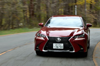 「GS200t」のフロント部には、走行中のボディーのたわみや微振動を吸収することでハンドリング性能や乗り心地を向上させる「パフォーマンスダンパー」が装着される。