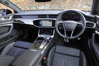 ダッシュボードはいつものアウディらしい上質かつモダンな仕立て。上下2段式のセンターディスプレイによって各種機能を直感的に操作できる。