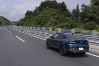 力強いパワートレインと、速度が上がるほどに安定感を増す足まわりが快適な高速移動をサポート。サスペンションはフロントがマクファーソンストラット式、リアがトーションビーム式を採用する。