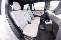 「XC90ウルトラT8 AWDプラグインハイブリッド」の2列目シート。Bピラーとセンターコンソールの後端に、2列目シート用のエアコン吹き出し口が備わる。シートは全席が「カルダモン」のナッパレザーで仕立てられている。