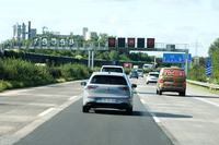 アウトバーンに入っても1.5リッターの「eTSI」を搭載した“ゴルフ8.5”の洗練された印象に変化はない。静かさと滑らかさを保ったままするすると速度を上げた。