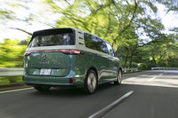 【フォルクスワーゲンID. Buzzプロのスペック】
ボディーサイズ:全長×全幅×全高=4715×1985×1925mm/ホイールベース:2990mm/車重:2560kg/駆動方式:RWD/モーター:永久磁石同期式電動モーター/最高出力:286PS(210kW)/3581-6500rpm/最大トルク:560N・m(57.1kgf・m)/0-3581rpm/タイヤ:(前)235/55R19 105T XL/(後)255/50R19 107T XL(ピレリ・スコーピオンELECT)/一充電走行距離:524km(WLTCモード)/交流電力量消費率:168Wh/km(WLTCモード)/価格:888万9000円
【取材時の電費データ】
テスト距離:254.0km(市街地1:高速道路7:山岳路2)/消費電力量:--kWh/参考電力消費率:4.7km/kWh(車載電費計計測値)