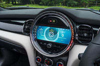 全車標準装備となった8.8インチのセンターディスプレイ。スイッチ類がフラットな意匠となったほか、ディスプレイ内の表示レイアウトも変更されている。