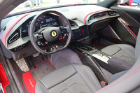 「デュアルコックピットレイアウト」を採用したインテリア。