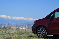 アルプス展望しののめのみちという道路沿いで。奥には北アルプスが、手前にはぶどう畑が広がっている。