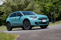 電気自動車の「600e」に続いて導入された「フィアット600ハイブリッド」。600は「セイチェント」と読むのが正しいが、音読しない限りは「ろっぴゃく……」でも問題ない。