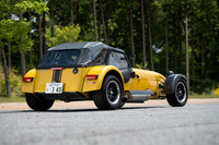 サーキット走行を主眼とした「セブン340R」では、ソフトトップやドアなどはいずれもオプション扱い。フロントスクリーンも同様で、標準仕様では運転席・助手席の前にスポイラーのような低いエアロスクリーンがつくだけだ。