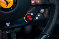 ステアリングホイールに備わる「マネッティーノ」のコントローラー。走行モードは「WET」「SPORT」「RACE」の3種類で、トラクションコントロールや横滑り防止装置をカットすることもできる。