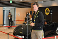 「ロータス・エミーラV6ファーストエディション」を前に、報道陣へ向けロータスのグローバル戦略について説明するバルマー氏。