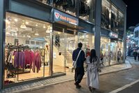 表参道のリユース服ショップ前で。高級ブランドのビンテージを売るコーナーも、主役は外国人観光客だった。