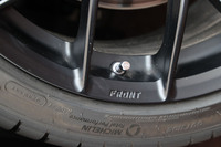 「FRONT」の文字が刻まれた前輪用の「STIフレキシブルパフォーマンスホイール」。タイヤの性能を使い切るために、あえて前・後でリム形状が異なる専用デザインにしたという。