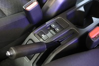 「ジムニー」の3ドアになくて5ドアにあるのは、後席用窓の開閉スイッチ(写真中央)。センターコンソールに集約されている。