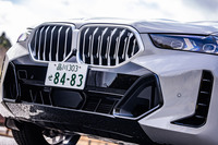 BMWで初採用となる矢印型デイライトを組み込んだLEDヘッドランプや、デザイン変更されたフロントバンパーが目を引くフロントフェイス。キドニーグリルには引き続きイルミネーションが内蔵されている。従来型で五角形に近い形状だったバンパー左右のエアインテークはすっきりした縦型に変更され、ひと目で新旧を識別できる。