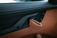 ドア開閉用のプルループは、ナイロン製が標準。「ヘリテージデザインパッケージ」を選ぶと、クラシックコニャックのセミアニリンレザー仕立て(写真)となる。