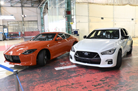 これからも栃木工場で生産される「フェアレディZ」(写真左)と「スカイライン」(同右)。スカイラインは近い将来のモデルチェンジが予告されている。