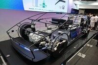 ホンダはADASの次世代「ホンダセンシング」と、ダイナミクス統合制御技術を展示。ワイヤーでできたクルマの1分の1模型には、センサーやECUが搭載されており、壁に掛けたディスプレイには周囲をセンシングした画像を表示していた。