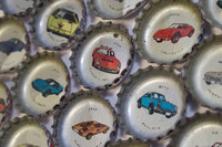 スーパーカーブーム当時、コカ・コーラやファンタ、スプライトといった清涼飲料水の王冠の裏にスーパーカーが描かれ、これが子供たちにとって絶好のコレクションアイテムとなった。その数は100種類といわれる。