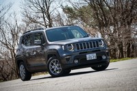 「フィアット500X」とプラットフォームを共有し、兄弟車にあたる「ジープ・レネゲード」。日本市場向けの車両はイタリアのメルフィ工場で生産されている。