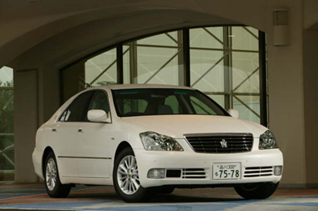 【スペック】3.0ロイヤルサルーンG:全長×全幅×全高=4840×1780×1470mm/ホイールベース=2850mm/車重=1580kg/駆動方式=FR/3リッターV6DOHC24バルブ(256ps/6200rpm、32.0kgm/3600rpm)/車両本体価格=470.0万円