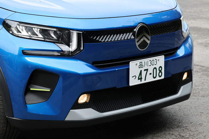 3本のラインを組み合わせた前後ランプや、長円形エンブレムを直立させるフロントフェイスなど、丸みのなかにスクエアな造形を融合するのが、最新のシトロエンデザイン。これらは、2022年のパリモーターショーで発表されたコンセプトカー「Oli(オリ)」の流れをくむものだ。