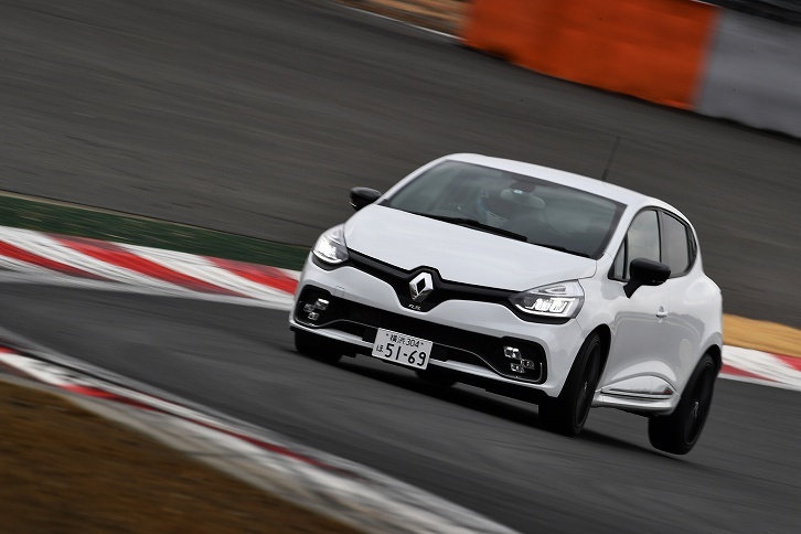 富士スピードウェイのレフトハンダーを行く。ステアリングギア比は13.2。「シャシースポール」や「シャシーカップ」(いずれも14.5)と比べて約10%クイックになっている。