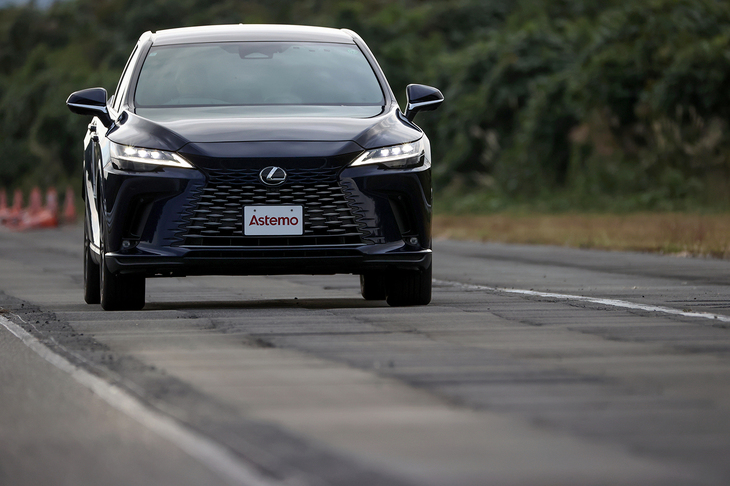 洗濯板のような波状路を走る。うねりのある路面に合わせ込んだソフトな足まわりだといつまでも揺れが収まらないが、AI解析した減衰力を設定するとどちらの路面でも心地よく走れた。まるでエアサスのような乗り味だ。