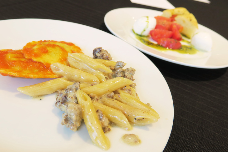 こちらはピットビル2階の特設レストラン「Ristorante FIORANO」にていただいたランチ。まずは2種類のパスタと、プチトマトとモッツァレラチーズから。余談だが、このとき記者は、モッツァレラチーズは冷水に浸してつくるのだと初めて知った。