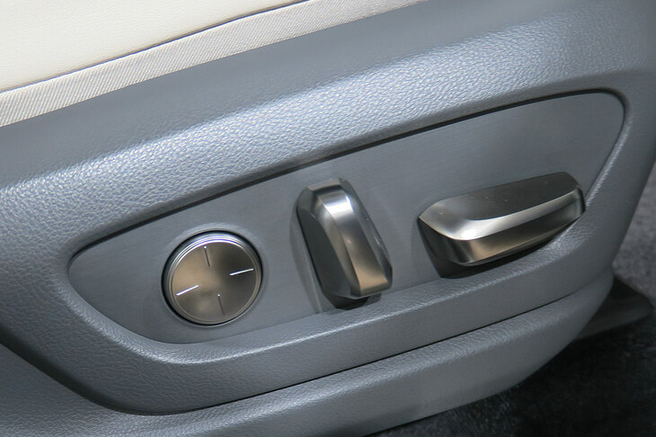 トヨタ・センチュリー(フロントパワーシートの操作スイッチ)