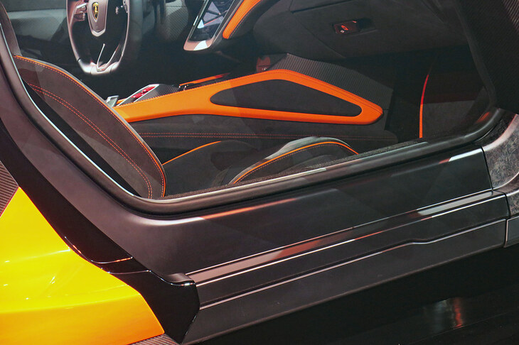 ランボルギーニ・レヴエルト(サイドシル)