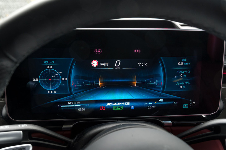 液晶メーターの「コックピットディスプレイ」は、表示内容などの大幅なカスタマイズが可能。AMGモデルには「スーパースポーツ」と呼ばれる独自の表示レイアウトも用意される。