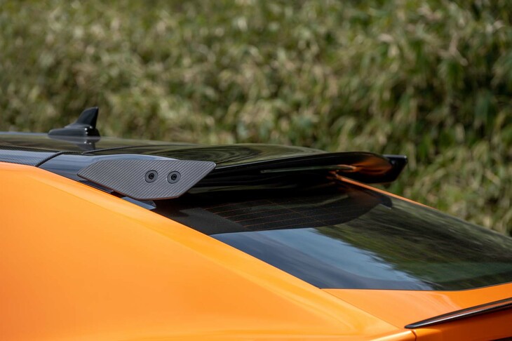 ルーフエンドのスポイラーがリアの最大ダウンフォース量を38%向上。車両全体のダウンフォース量は8%アップしている。