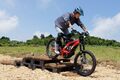 青空のもと電動バイクでトライアル体験！ 屋外アクティビティー「e-TRAIL PARK」体験記